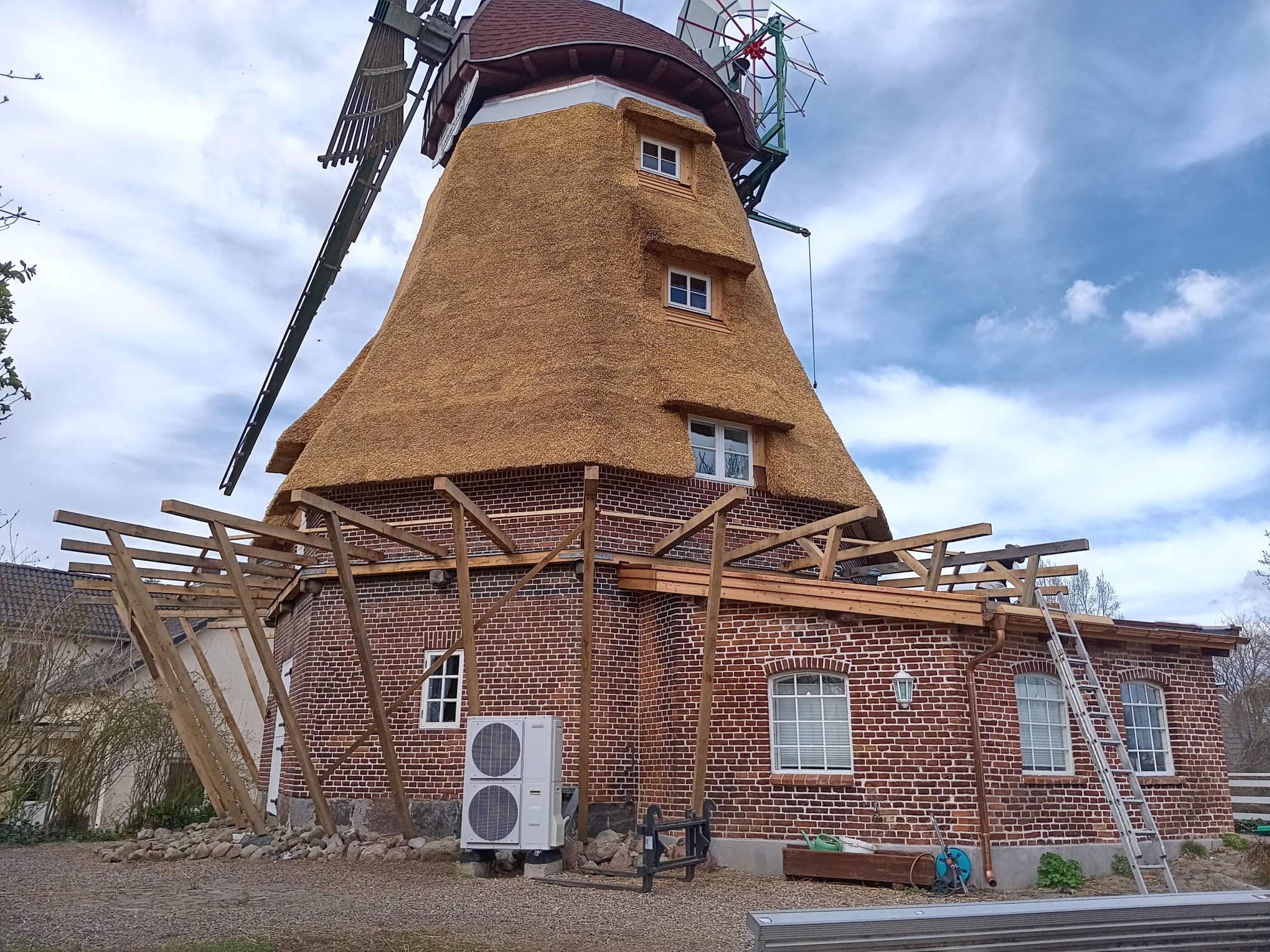 Historisches Windmühlengebäude Historisches Windmühlengebäude mit neuem Holzgerüst im unteren Bereich.