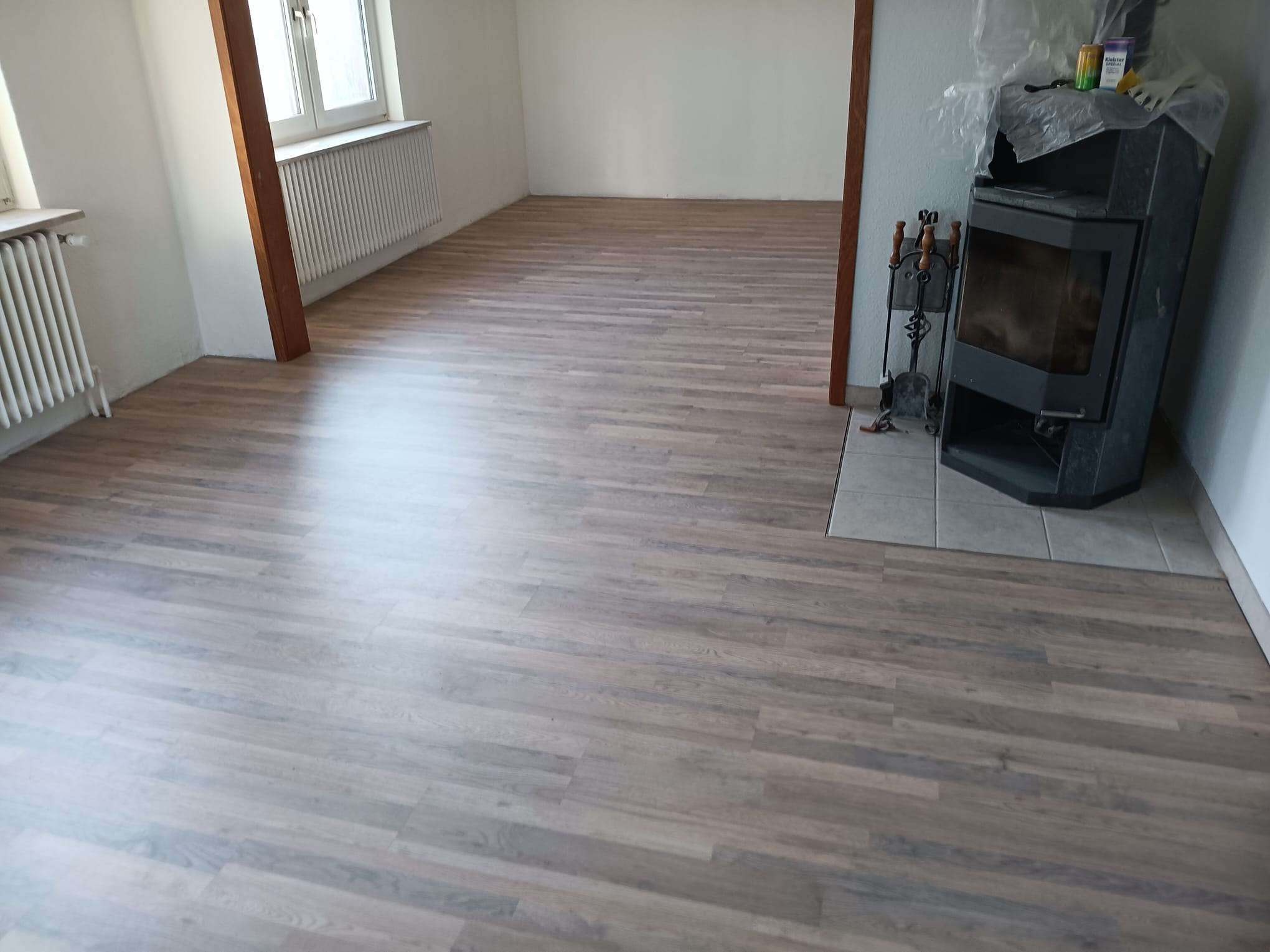 Wohnraum mit Holzoptikboden Wohnraum mit Holzoptikboden