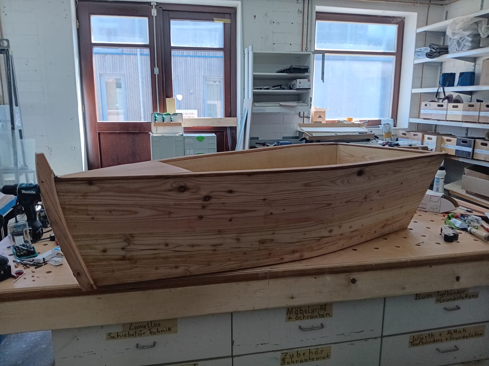 Handgefertigtes Kinderbett aus Holz